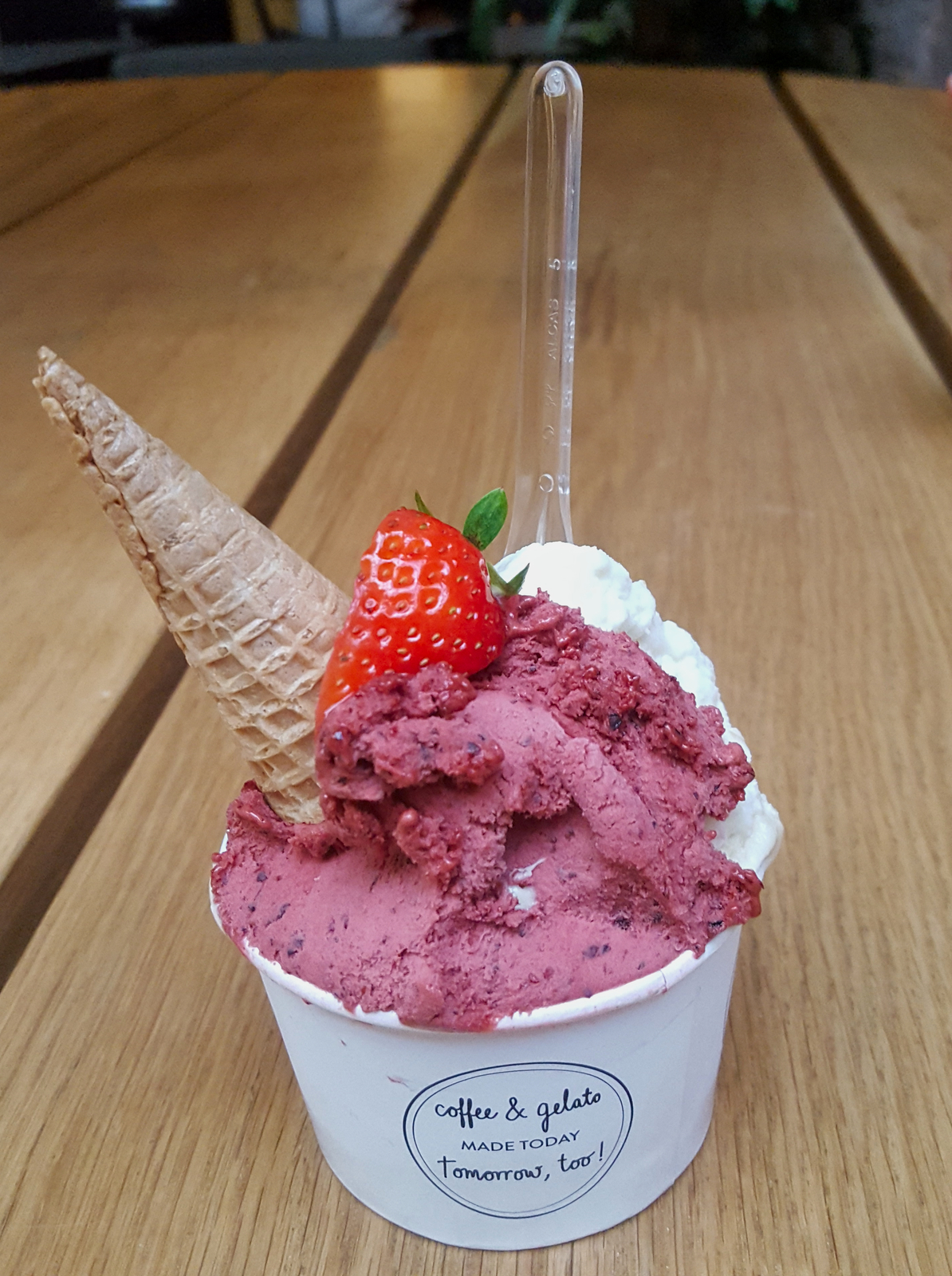 Muovilusikan voi korvata ekologinen vohveli. Pehmeä, suussa sulava jäätelökokemus on valmis.