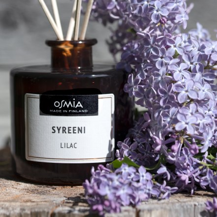 Suomalaisen Osmian tehtaanmyymälä sijaitsee Herttoniemessä, jossa myös valmistuvat monet suomalaisen luonnon inspiroimista huonetuoksuista. Kuva Osmia Oy, Rosa Yliaho