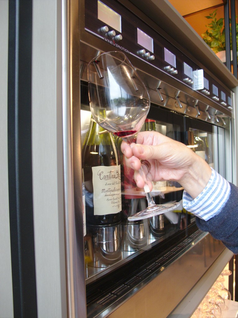 Ravintolan viinivalikoimista mainitsemisen arvoinen on itsepalveluvalikoima, joka tarjoaa italialaisia pullotettuja viinejä.