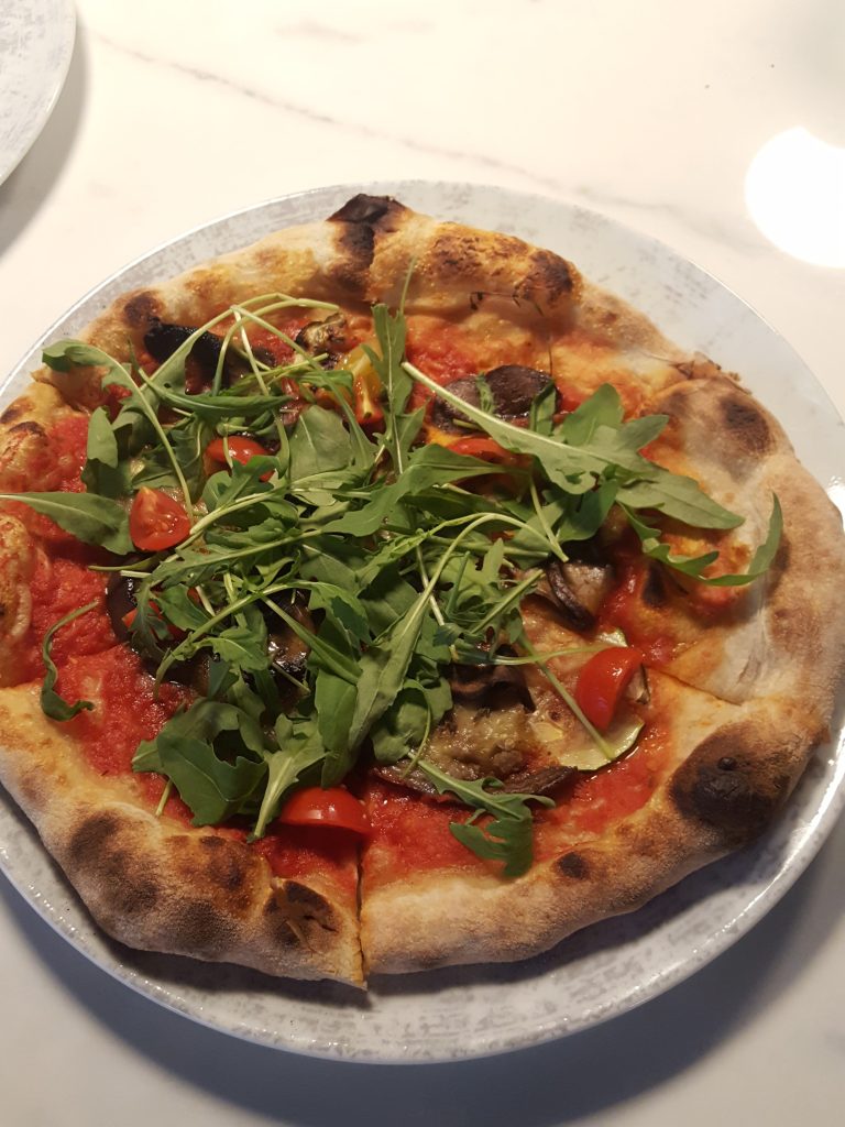 Ristorante Flavores tarjoaa perinteisiä italialaisia makuja, ruokalistalla on rennosti pizza- ja risottoannoksien lisäksi mm. italialaisia jälkiruokia.
