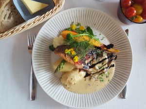 Listalla on annoksia, jotka sisältävät lähiruokaa, kuten päivän kala-annokset, joissa käytetään kotimaista kalaa; ahventa, siikaa tai kuhaa.