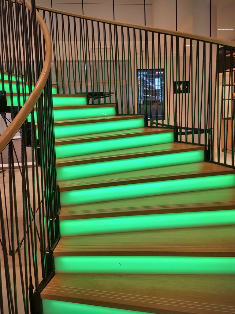 Valaistut rappuset johtavat hotellin ala-aulasta toiseen kerrokseen.