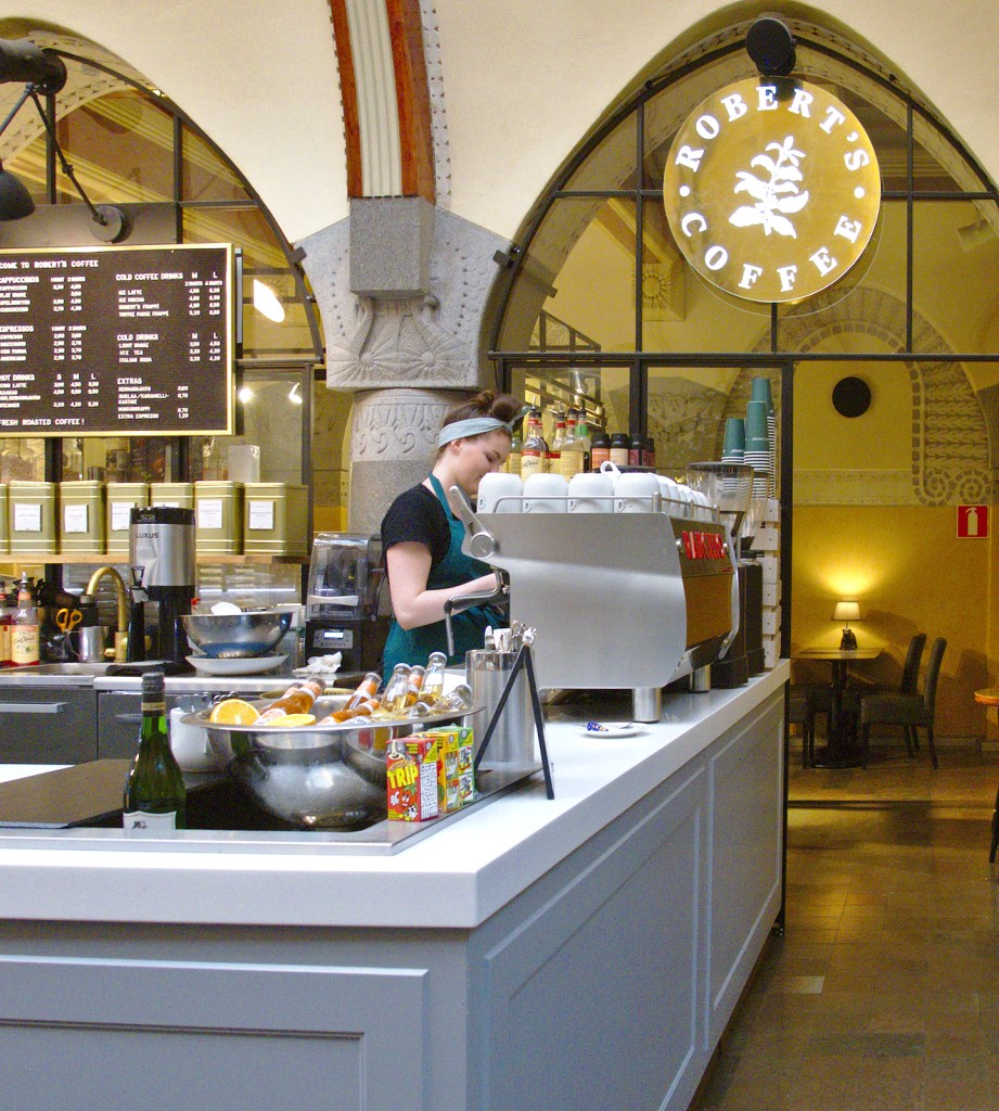 Tuoretta paikan päällä valmistettua gelatoa voi nauttia useissa Robert´s Coffeen kahviloissa eri puolilla Suomea. Kuva Helsingin Pohjoisespan Jugend -kahvilasta.