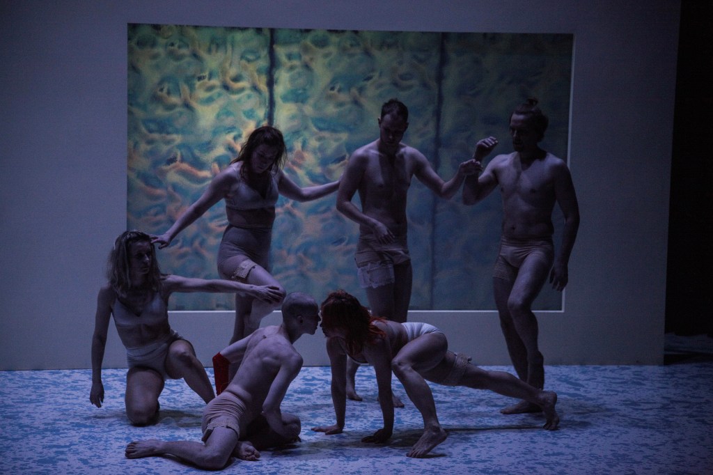 Bonfire: The Wandering Bands Of Storytelling Sapiens - In picture Sofia Hilli, Justus Pienmunne, Inka Tiitinen, Heidi Naakka, Jyrki Kasper, Mikko Paloniemi – Image Henriikka Koskenniemi / Helsingin Kaupunginteatteri