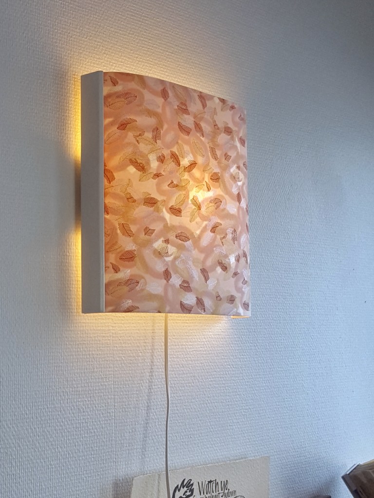 Yrityksellä on myynnissä myös suomalaisin standardein valmistettuja paperivalaisimia.