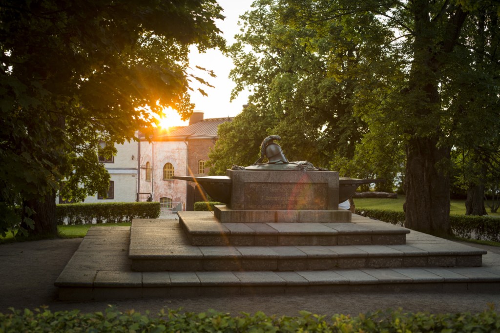 Ehrensvärdin Hauta Suomenlinnassa. Kuva: Dorit Salutskij / Suomenlinnan hoitokunnan kuva-arkisto.