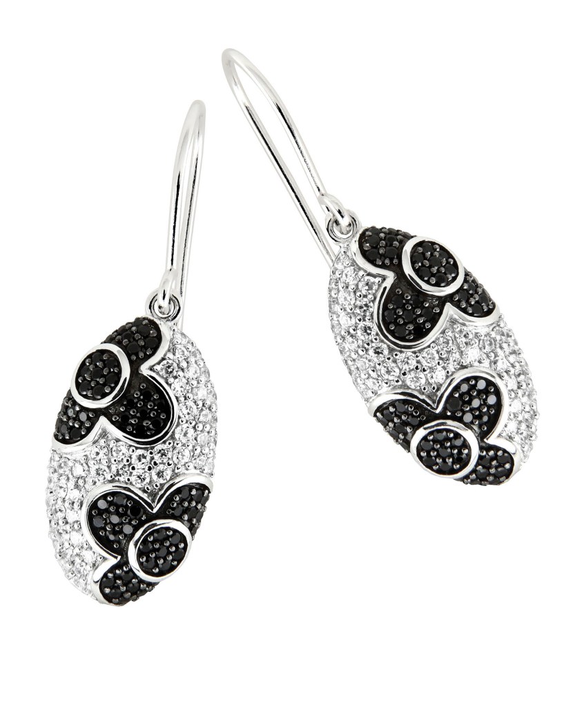 Sac Silver -korukokoelma sisältää trendikkäitä, viimeisteltyjä ja näyttäviä koruja, jotka Silver Art itse kokoaa mallistoon suomalaisille korunkäyttäjille. Korut ovat eurooppalaisilta toimijoilta, ne ovat ajan hengen mukaisia ja turvallisia, sillä ne eivät sisällä allergisoivia metalleja, kuten nikkeliä. Kuva: Silver Art.