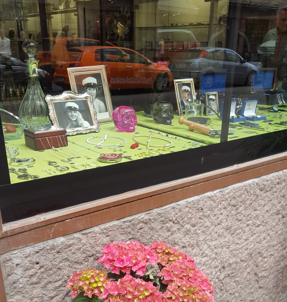 Silver Artilla on oma vähittäisliike Helsingissä, osoitteessa Korkeavuorenkatu 3. , jossa on omien brändien lisäksi Alessin, Kosta Bodan, ja Orreforsin tuotteita. Uutena liikkeen valikoimissa on nyt myös kellomallisto Olivia Burton, London.