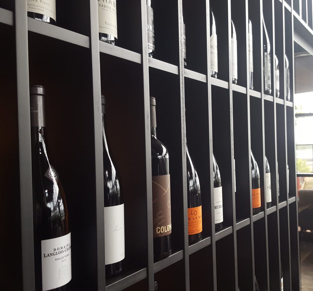 Vierailijan vastaanottaa ravintolassa avara näkymä sekä kiinnostava viinien valikoima.