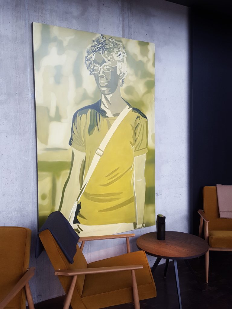 Kuvataidetta ravintolan sisäänkäynnin yhteydessä.