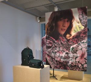 Viimeisimmistä uutuuksista kiinnostunut voi tutustua Marimekon outletin yhteydessä olevassa ”priimamyymälässä” sesongin uutuustuotteisiin.