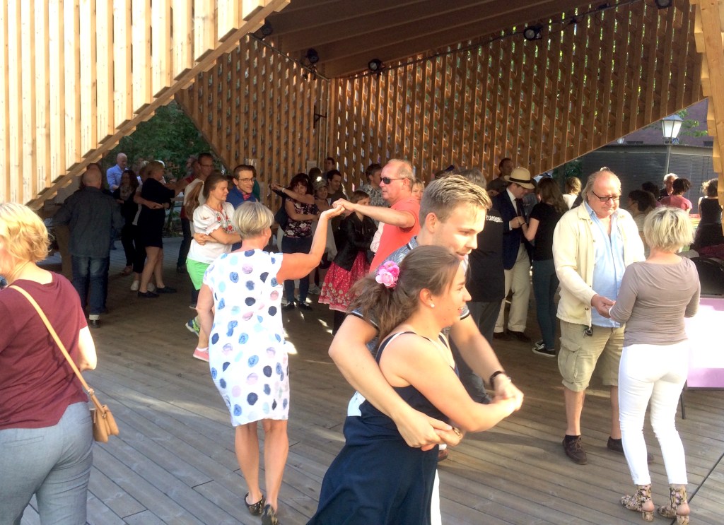 Kaupunkitanssit Annantalon A-lavalla. Kuva: Salla-Korja-Paloniemi / Tanssiteatteri Tsuumi.