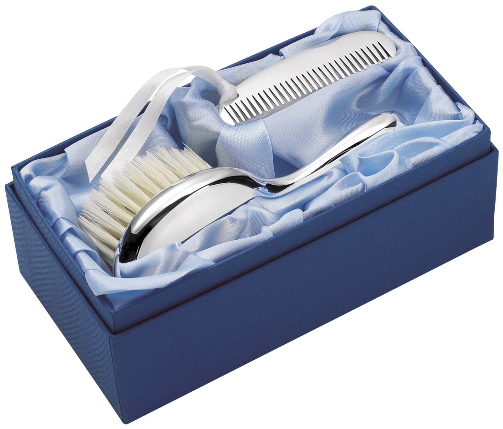 Hopeisten kastelahjojen kärkeä edustavat taas hopeiset kehykset, hammaskeijurasiat, hiusharjat, helistimet, mukit ja hopealusikat.