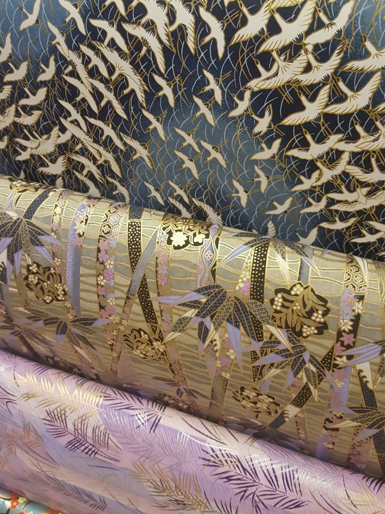 Paperivalikoimat sisältävät niin yksivärisiä kuin kauniita kuviollisiakin papereita eri tarkoituksiin.