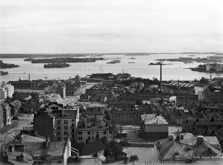 Panoraama Kallion kirkon tornista kaakkoon. Taustalla Nihti ja Korkeasaari.Viides ja Neljäs linja. Kuva: Signe Brander 1912 / Helsingin kaupunginmuseo.