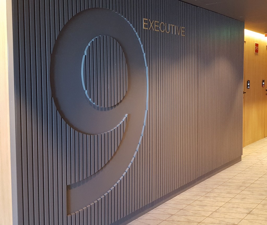 Kerroksien käytävillä on kaunis kerrosta ilmentävä numero.