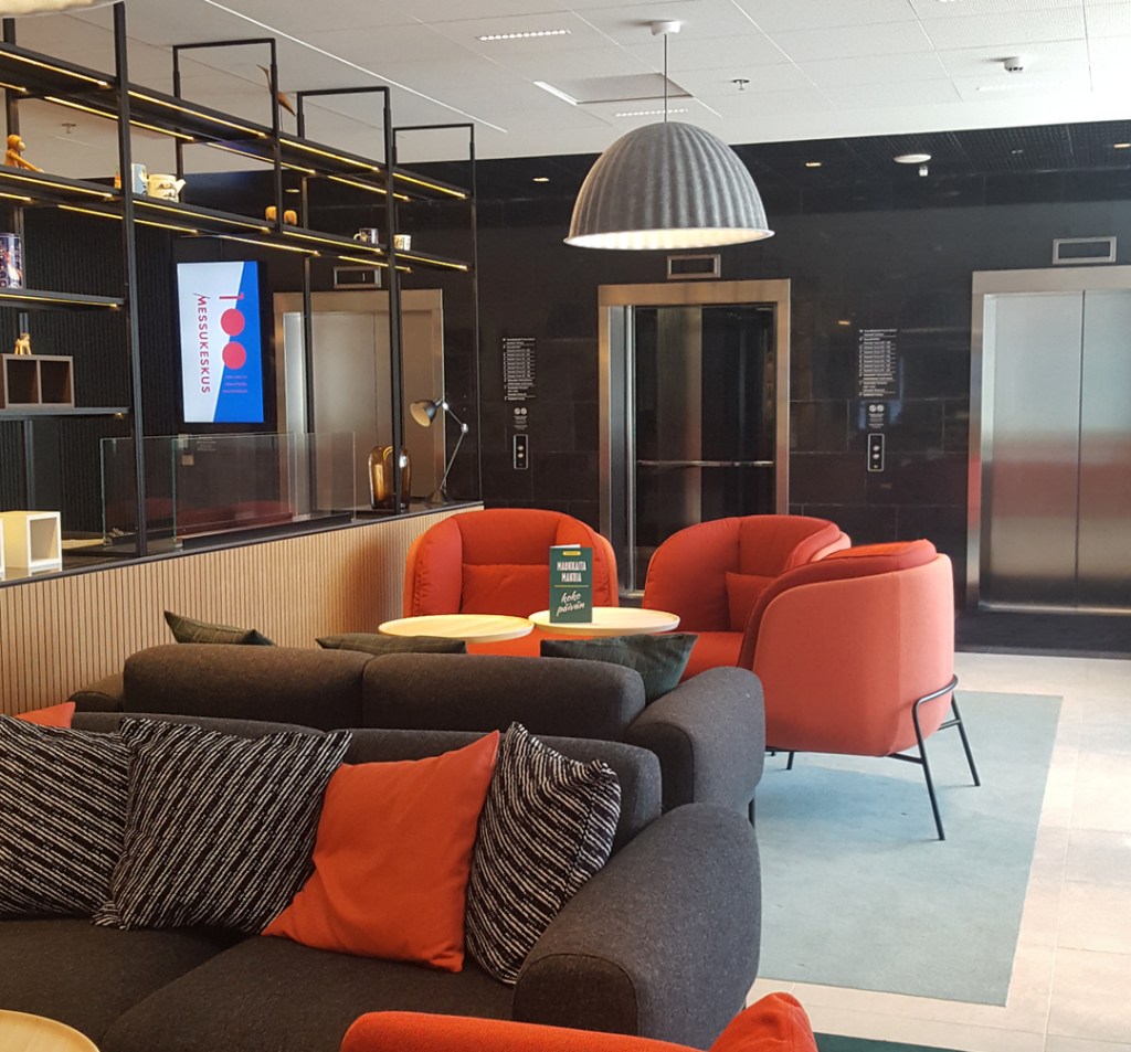 Hotellin aulatila on rauhallinen ja viihtyisä.