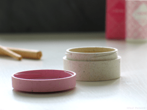 CHOICE Finland Ruusunmarja Balm on pakattu biohajoavaan rasiaan. Kuva Ideal Helsinki.