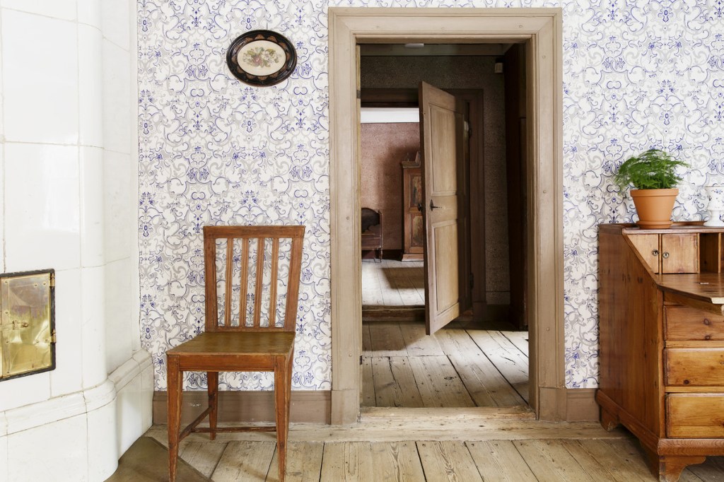 Ruiskumestarin talossa on monenlaista seinäpintaa: eteinen ja keittiö on roiskemaalattu, salissa ja keittiökamarissa on maalatut tapetit ja kuvan pihakamarissa painetut, ”ranskalaiset” tapetit. Kuva: Maija Astikainen / Helsingin kaupunginmuseo