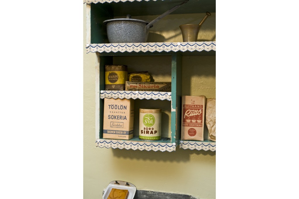 Korvikkeita keittiönhyllyssä sota-ajan kodissa Työväenasuntomuseossa. Kuva: Helsingin kaupunginmuseo/Juho Nurmi.