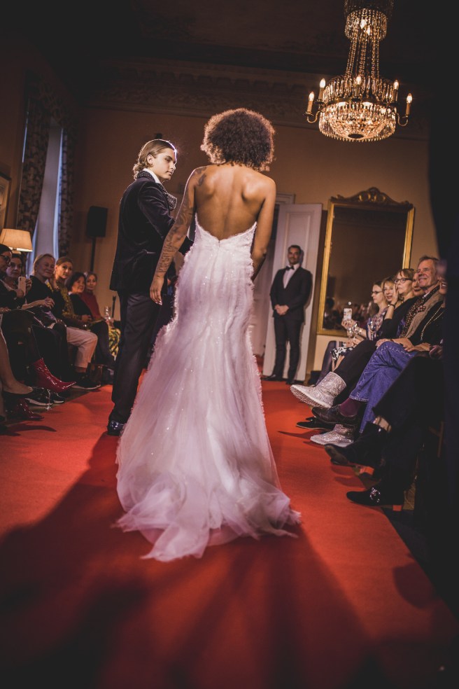 Sinikka Nikanderin juhla- ja hääpukunäytös. Kuva Harri Masko. Sinikka Nikanderin juhla- ja hääpukunäytös.