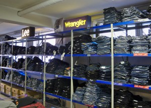 Merkkifarkkujen varastomyynnissä on valikoimaa niin naisille kuin miehillekin.