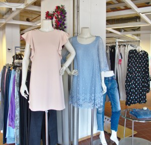 Outletissa myydään vuosia toimineen Feminett-liikkeen vaate- ja jalkinevalikoimaa eri merkeiltä.