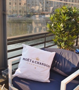 Ensimmäiset auringonsäteet tavoittavat Hietalahdessa sijaitsevan ravintola Hampton Bayn ja sen viihtyisät terassit. Hampton Bay avautui alun alkaen vuosi sitten, ja on juuri avannut ovensa uudelleen ravintolan lähellä olleen kaupungin remontin tullessa loppusuoralle.