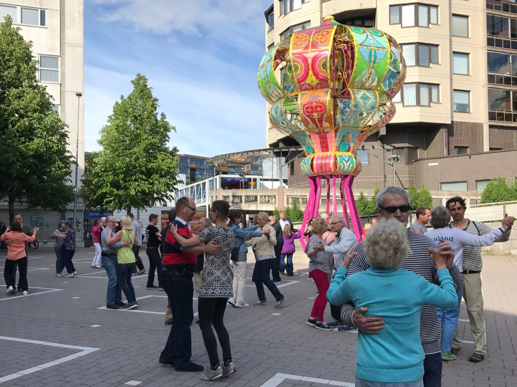 Kaupunkitanssit Kannelmäessä. Kuva: Salla-Korja-Paloniemi / Tanssiteatteri Tsuumi.