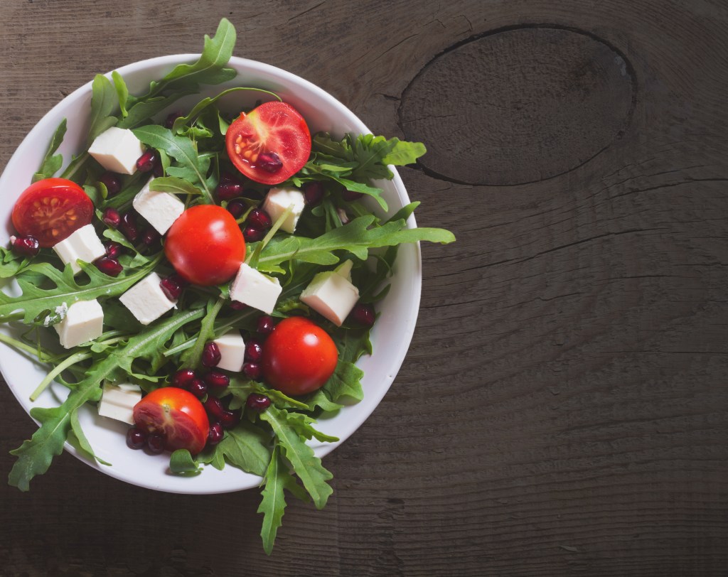 Fetasalaatti, kuten muutkin salaatit maustuvat makusuoloilla. Tomaatin kruunaa mm. punaviinisuola - ja pippuri. Kuva: Culinaristit.com.