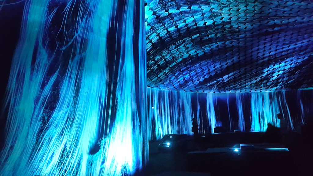 Amos Rex - TeamLab: Massless -näyttely - Vortex of Light Particles.