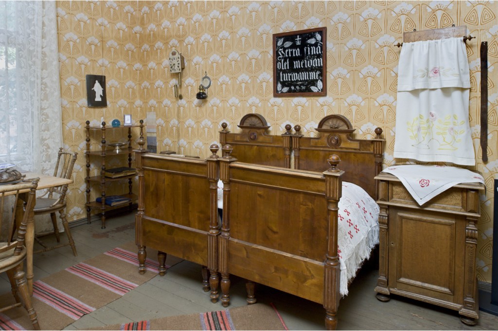 Varttunut lapseton pari, sukeltaja vaimoineen, sisusti hellahuoneensa herrasväen tyyliin 1910-luvun alussa. Kuva: Helsingin kaupunginmuseo/Juho Nurmi.